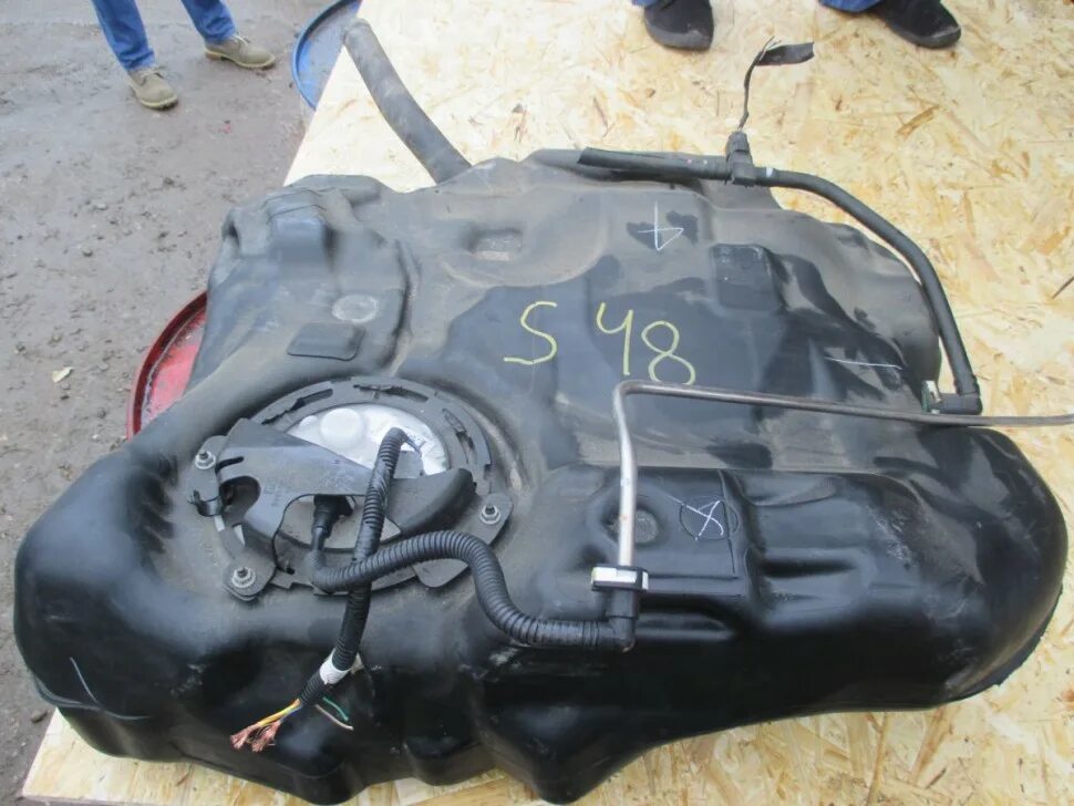 6 115 крышка бак топливный. Ford focus 3 rs бак топливный. Топливный бак форд фокус 2 1. Бак фокус 3. Бак топливный focus 3.