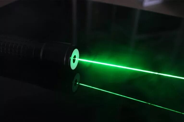 Лазерные указки виды. Лазерная указка Green Laser 303. Указка лазер зеленый Луч Green Laser Pointer 303. Зеленая лазерная указка 2000. Лазер зеленый Луч 2000 метров.