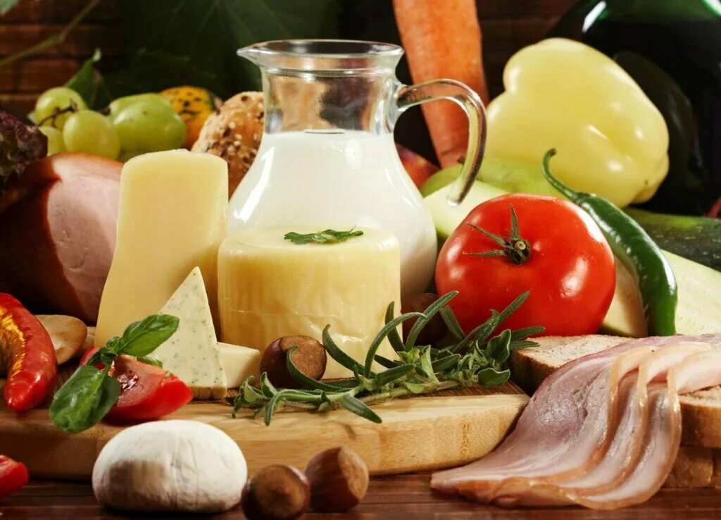 морепродукты с овощами. еда продукты. мясные и рыбные продукты. корзина с рыбой. продукты овощи фрукты.