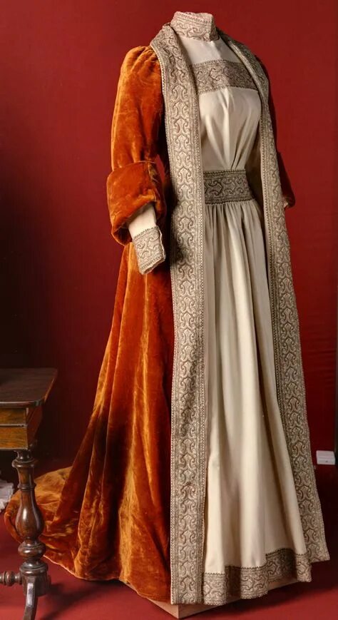 Капот женская одежда. Шлафрок 19 век. Халат средневековье. Старинный халат. Халат в старинном стиле.