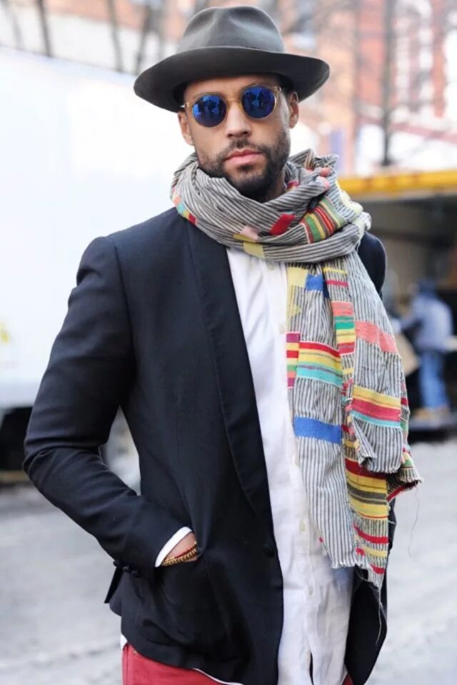 Шарф мужской стиль. Мужской образ с шарфом. Мужчина в шарфе. Хипстерский шарф.