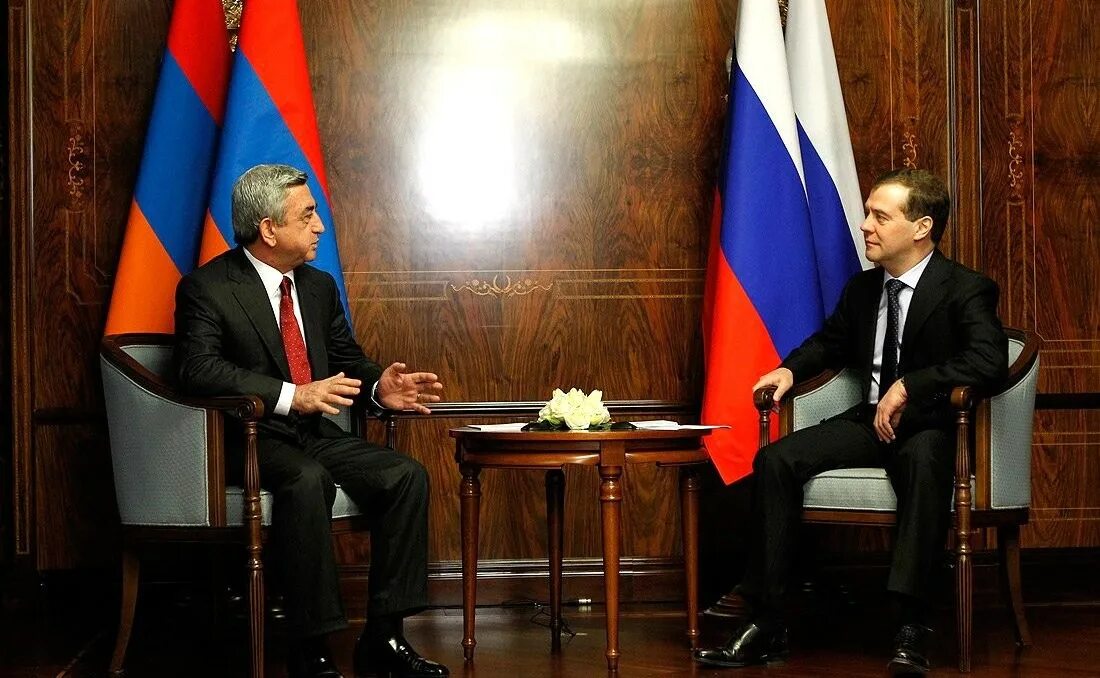 Армения вступит в ес. Медведев и Саргсян. Серж Саргсян подписывает Казань с Медведеве.