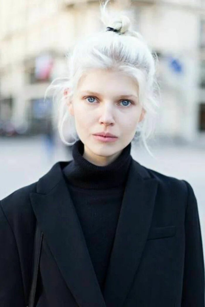 Blonde skin. Ola Rudnicka альбинос. Блондинка с белыми бровями. Актриса с белыми волосами. Бледная девушка.