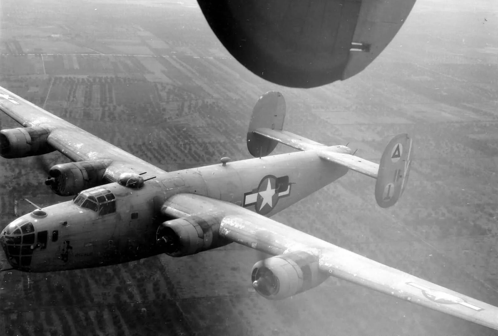 B 24 бомбардировщик. B-24 Liberator. Либерейтор б-24 бомбы. B24 самолет. Б 24 отзывы