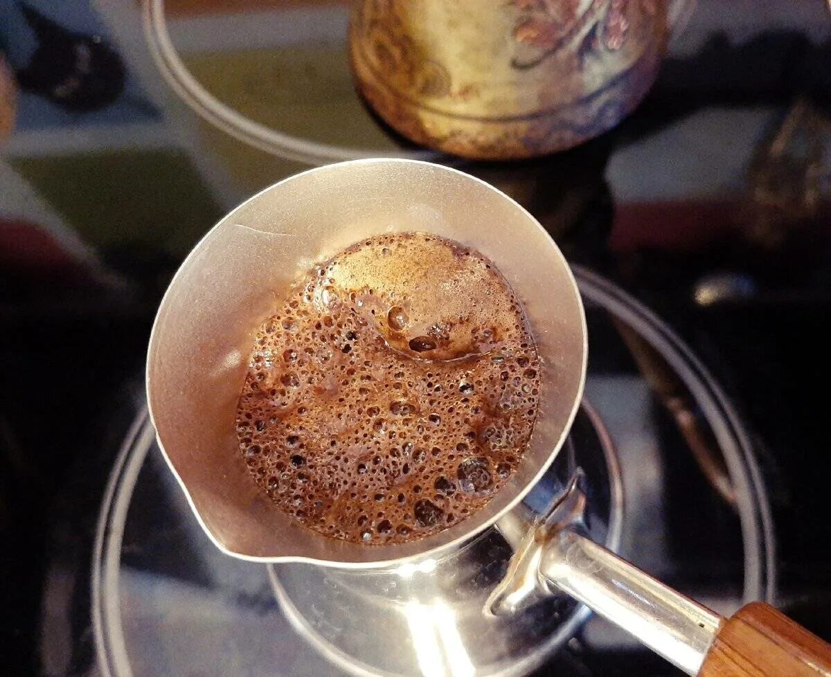 Как сварить кофе в зернах. Кофе в турке. Свежезаваренный кофе. Джезва для кофе. Вареный кофе.