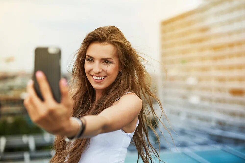 Довольный покупатель. Довольный человек с деньгами. Радостный бизнесмен. Встреча с менеджером. Девушка улыбается с силой.