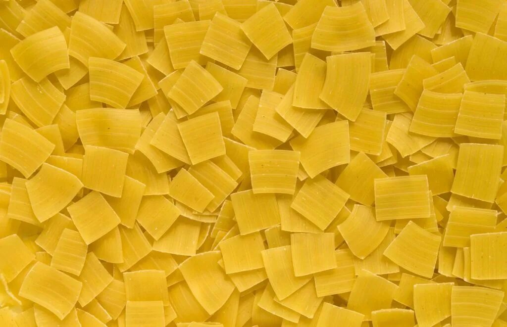 Домашняя лапша кубиками. Лапша бисер домашняя. Лапша квадрат. Домашняя лапша кубиками. Лапша кубиками.