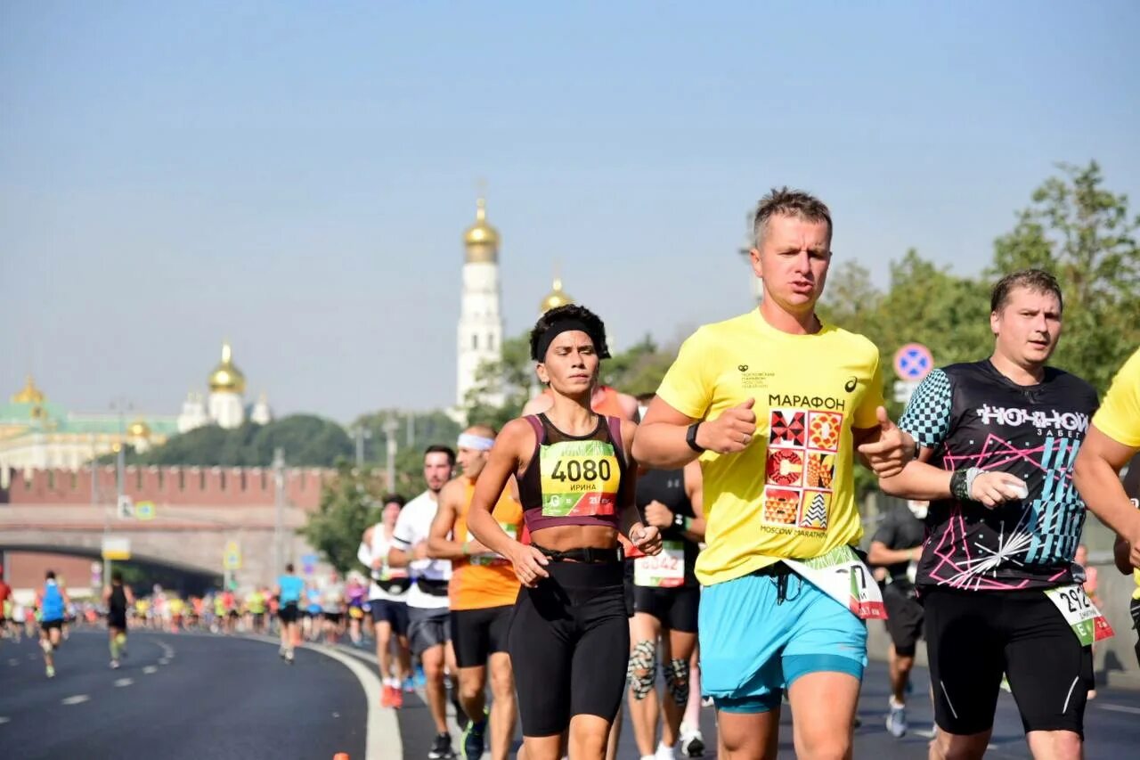 Московский марафон детский забег. Московский марафон детский забег. Московский марафон 2023 старт. Марафонцы фото. Московский марафон детский забег.