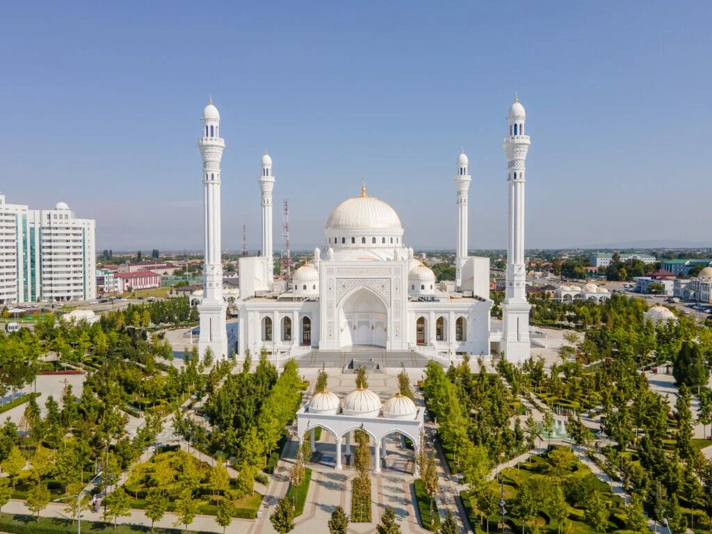 Город шали чеченская республика. Шалей город. Гостиница шали чеченская республика. Шалей город. Белая мечеть в чечне.