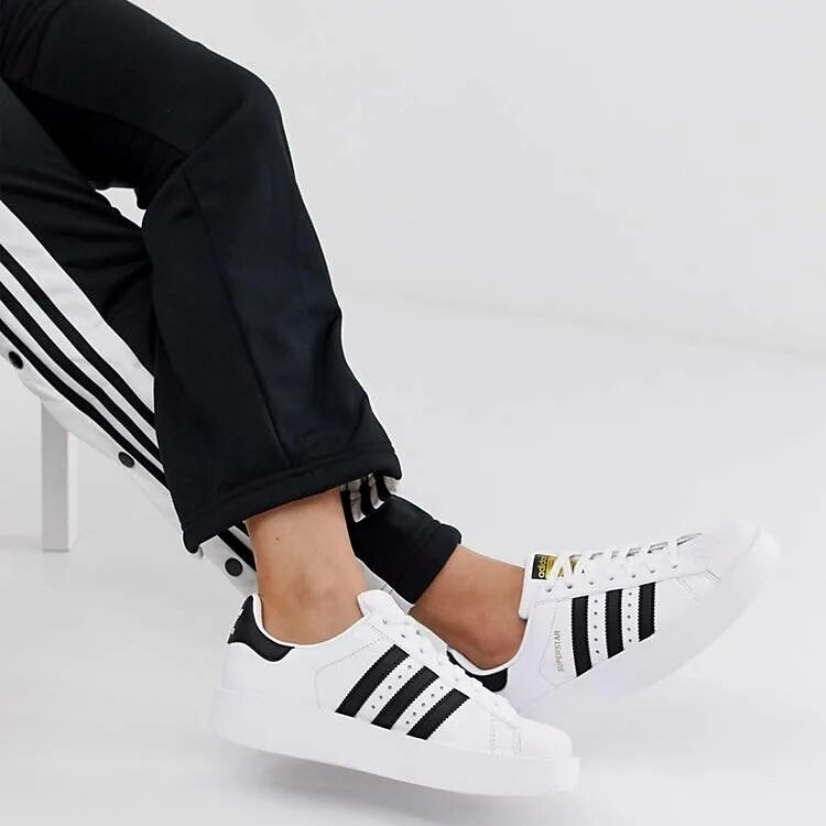 Adidas Originals Superstar на платформе. Кеды adidas Originals Superstar w. Adidas Superstar w женские. Superstar adidas черные цветными полосами. Песня полоски адидас кроссовки