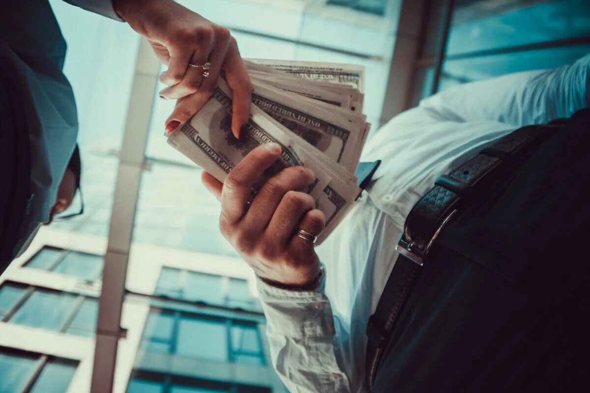 Давать деньги парню сон. Уснул в деньгах. Человек спит на деньгах. К чему сниться мужчина дает деньги. Мужчина спит.