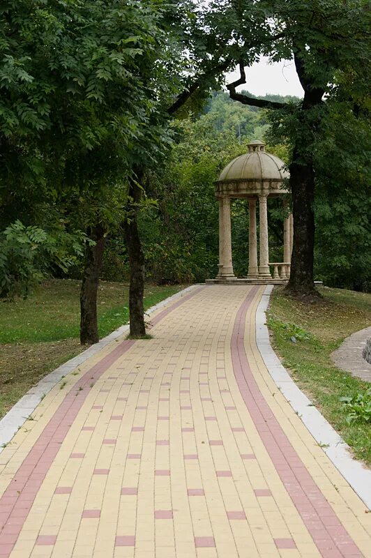 Чайный домик нальчик. Нальчик обажуканский парк. Атажукинский сад в Нальчике. Парк Атажукинский парк Нальчик. Атажукинский парк чайный домик.