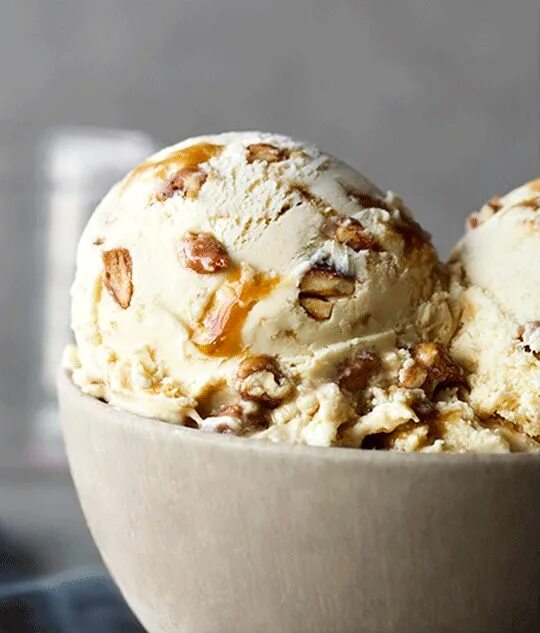 Мороженое пралине пекан. Мороженое с карамелью и орехами пралине. Мороженое с орешками. Мороженое с орехами.