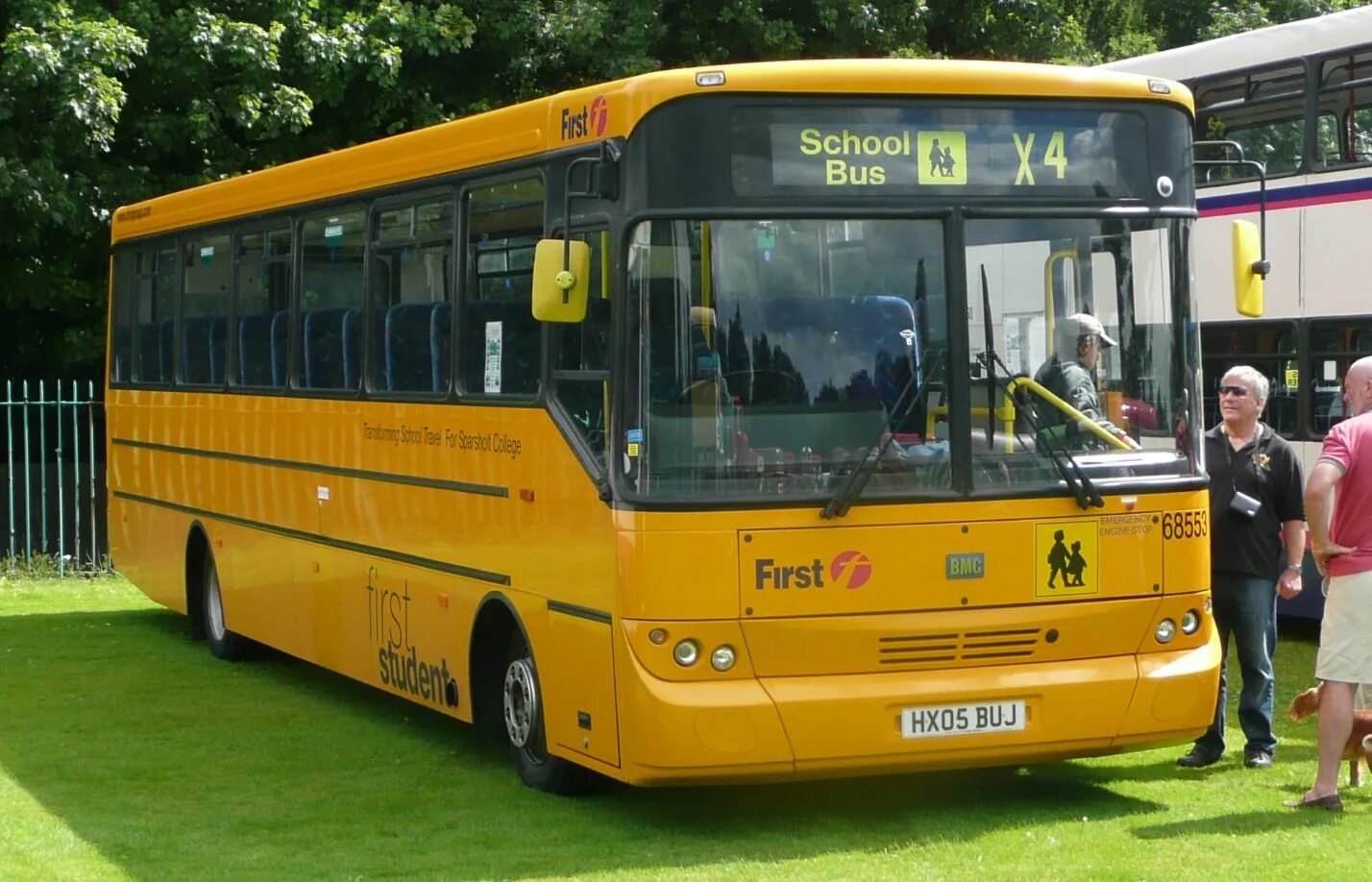 Школьный автобус. Американский школьный автобус. Автобус желтый. Школьный автобус в Англии. Желтый школьный автобус