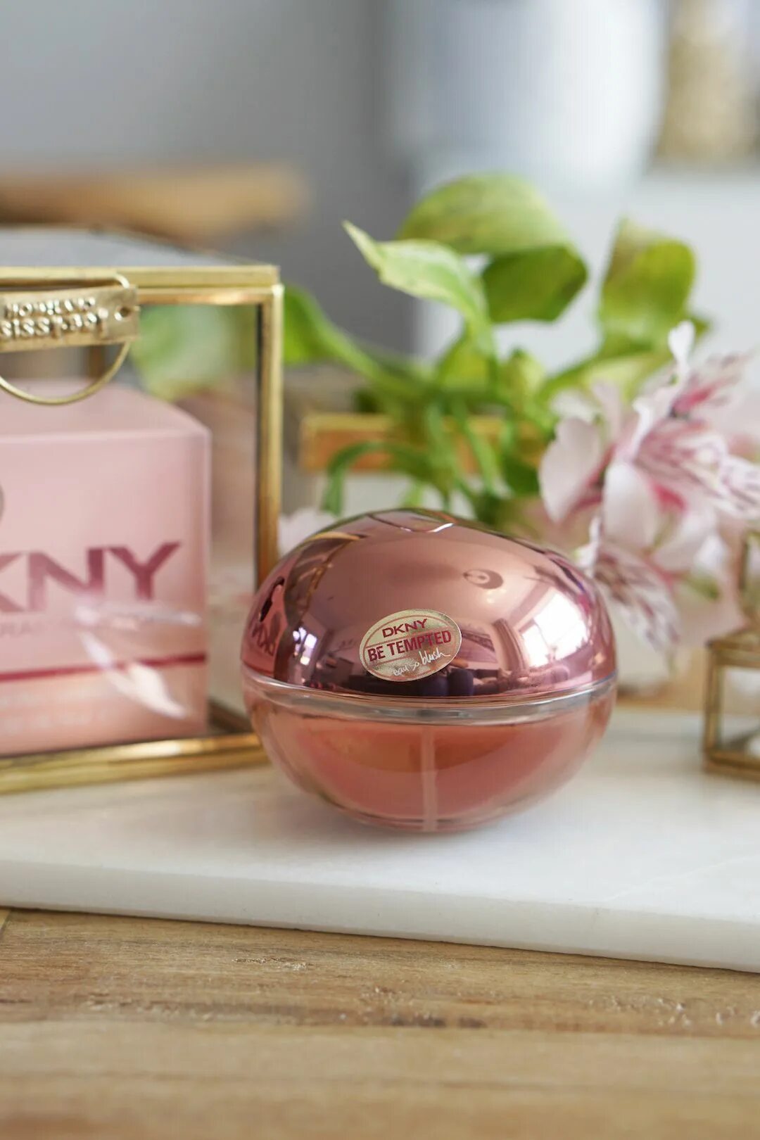 DKNY Fresh Blossom. DKNY Eau so blush. Донна Каран яблоко Фреш блоссом.