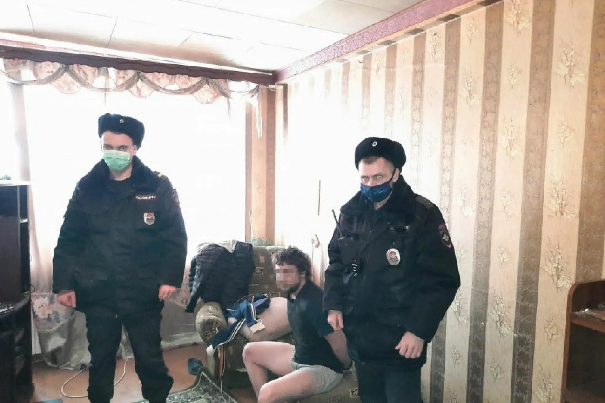 Угрожают матери навального. Милиция в квартире на убийстве.