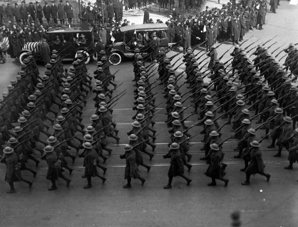 Вступление сша в первую. Армия сша 1917. солдаты 1 мировой войны на параде. первая мировая война 1917 сша. первая мировая война солдаты маршируют.