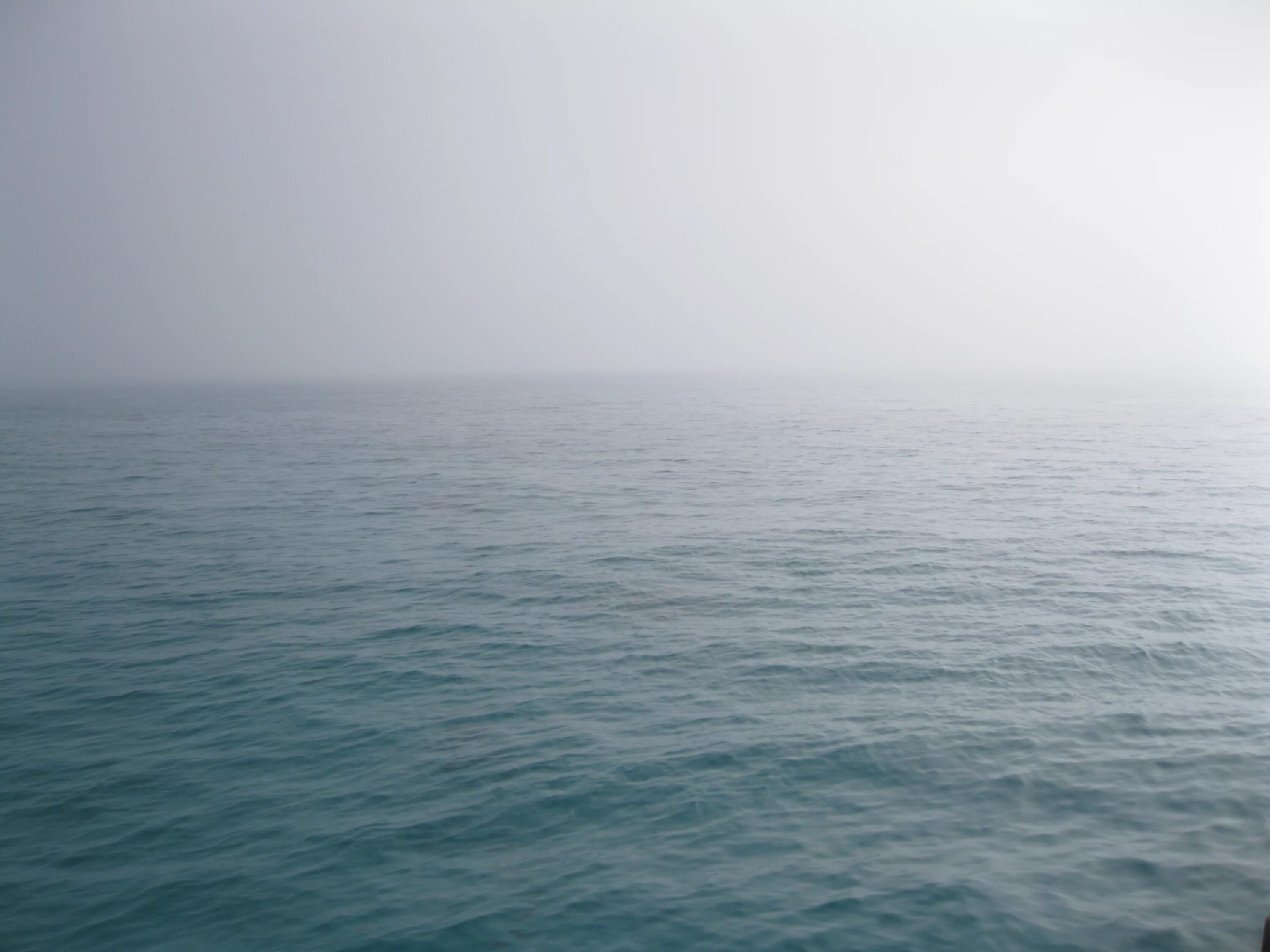 Океаны туманы я буду. Туман над морем. Туманное море. Серо голубое море. Море в тумане.
