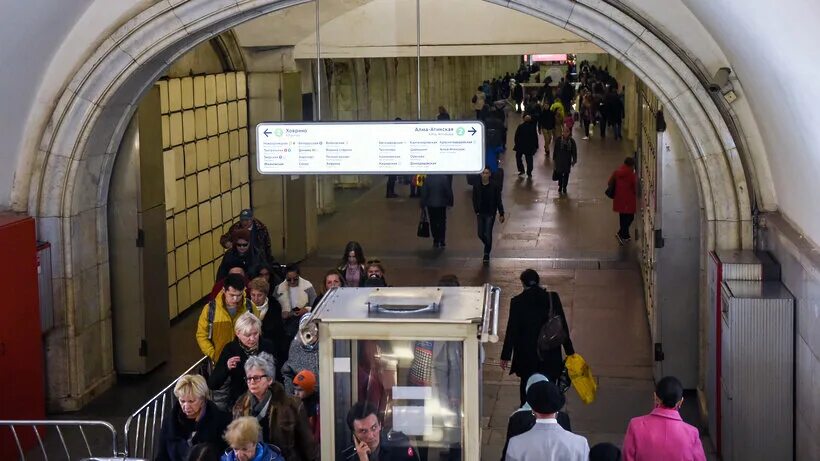 Метрополитен дистанция. Час пик на Замоскворецкой линии. Час пик в метро зеленая ветка. 4 Дистанция Московский метрополитена служба движения. МЦК В час пик фото.