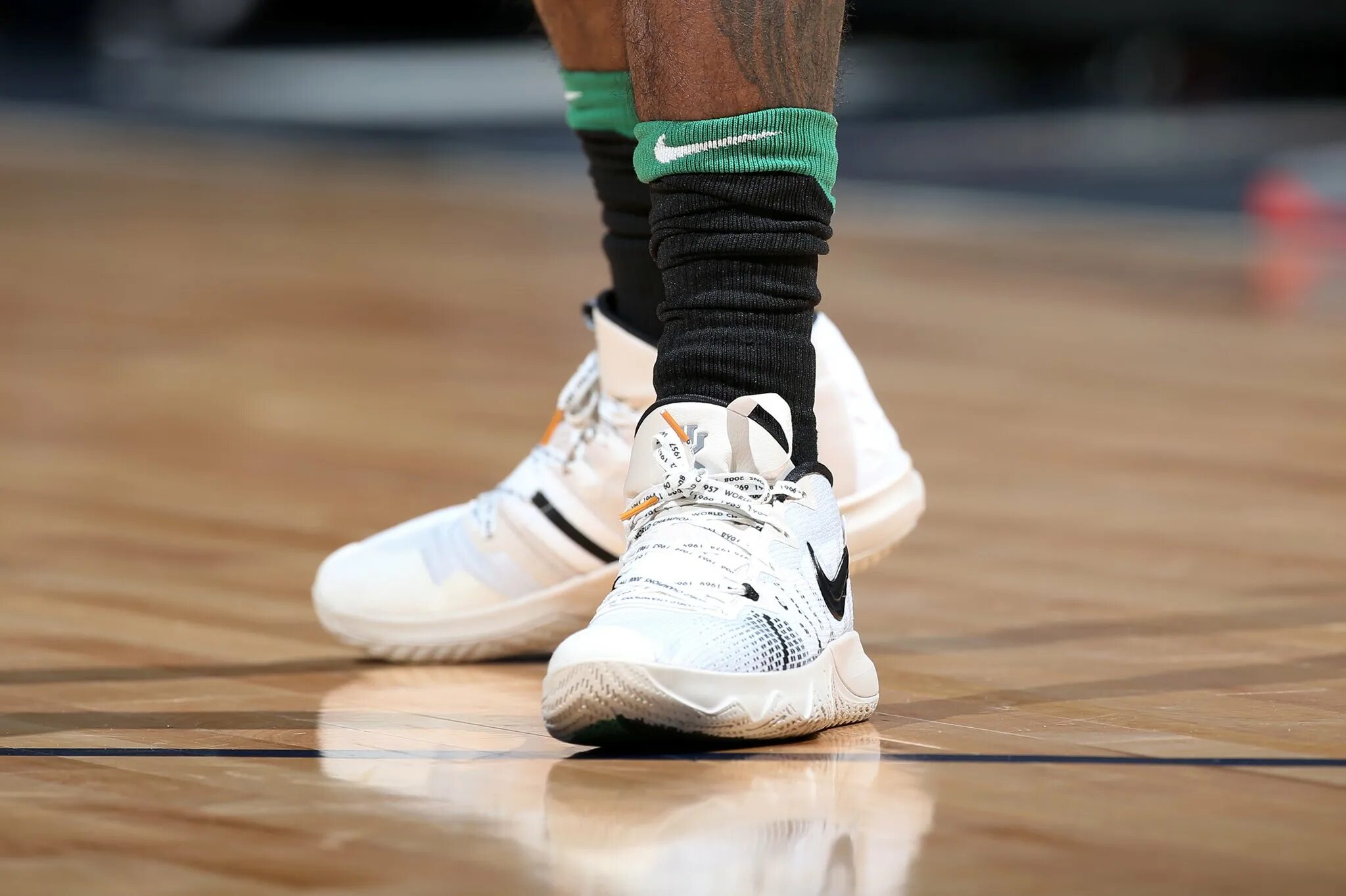 Кайри Ирвинг кроссовки белые. Nike Kyrie 5 на ноге. Кайри Ирвинг Flytrap 5 белые. Найк Ирвинг. Скрип кроссовок