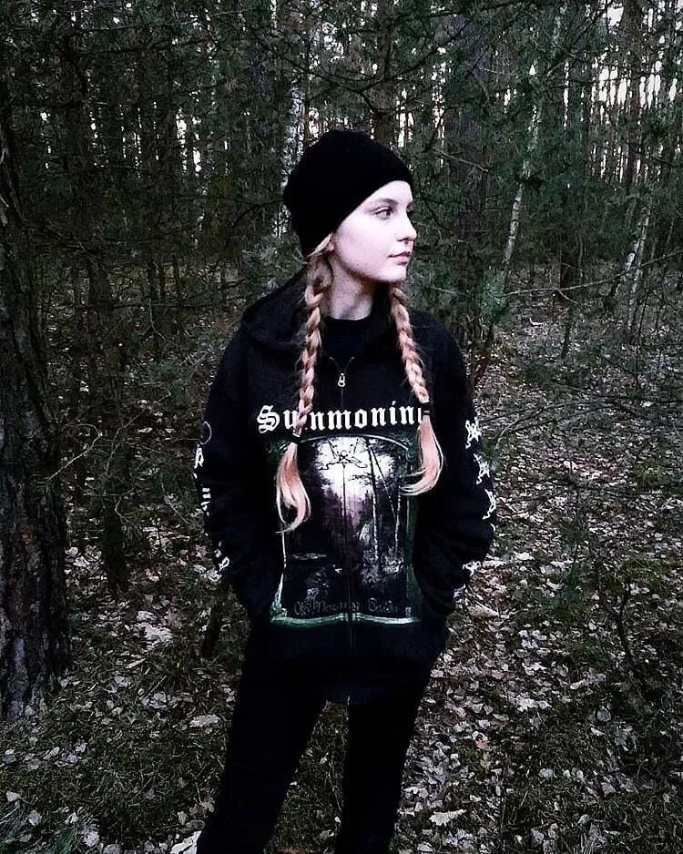 Стать металл. Лариса фокс black metal. блэк металлисты девушки. мода металлистов.