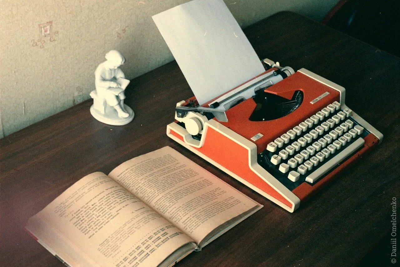 Что нужно для писателя. Печатная машинка. Советская печатная машинка. Писатели и машинки. Пишущая машинка.
