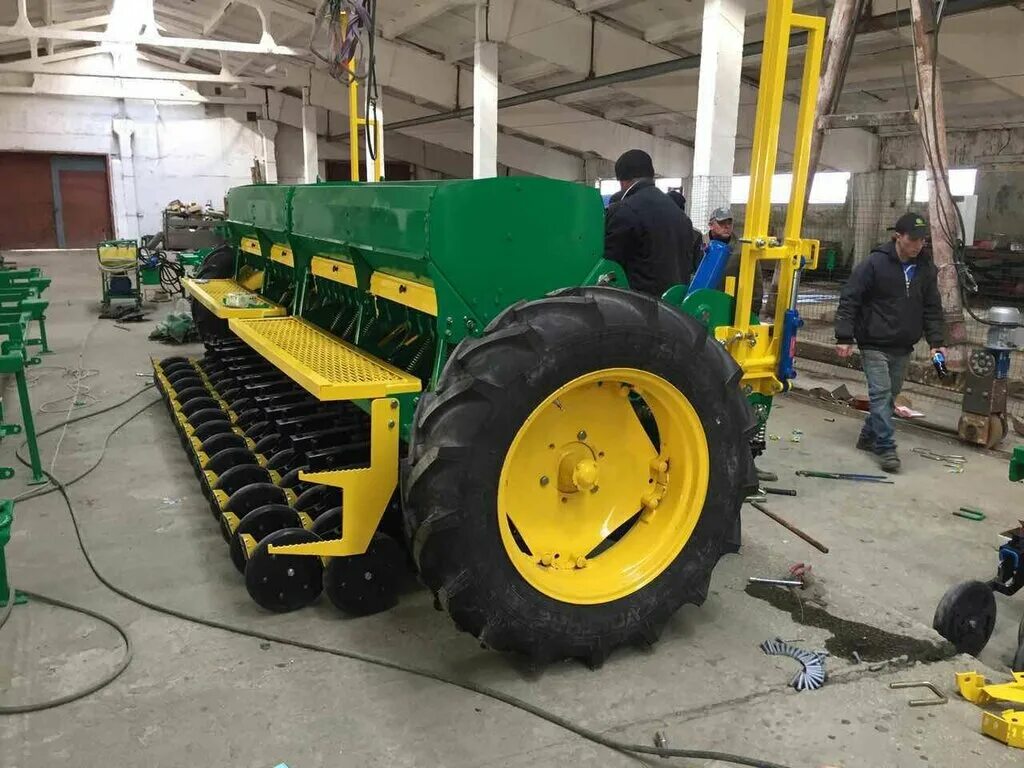 Воронежская сельхозтехника. Завод агротехмаш воронеж. Воронежский завод сельхозмашин. Зернопогрузчик пзм — 110. Завод в воронеже по производству сельхозтехники.