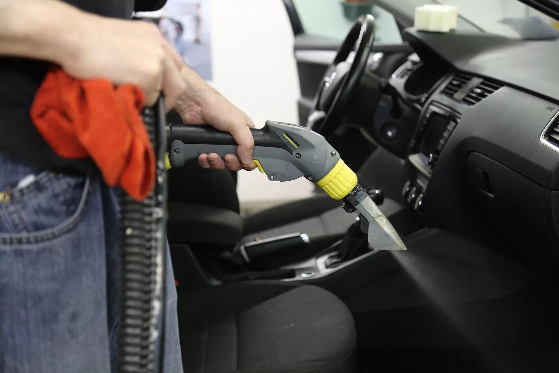 Пропылесосить салон автомобиля. Химчистка салона авто. Пропылесосить салон автомобиля. Уборка авто пылесосом. Пылесос karcher химчистка салона авто.