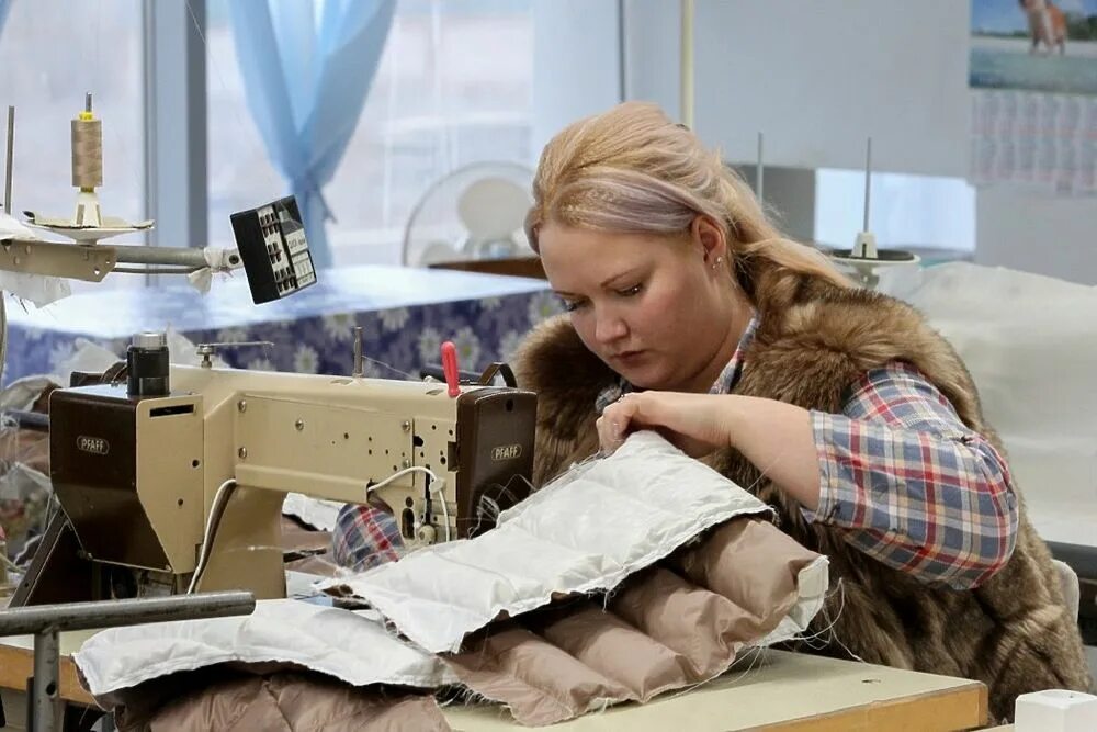 Обратный шьет. Швейная фабрика Дельта. Астраханская швейная фабрика. Камызякская швейная фабрика Астрахань. Швея.