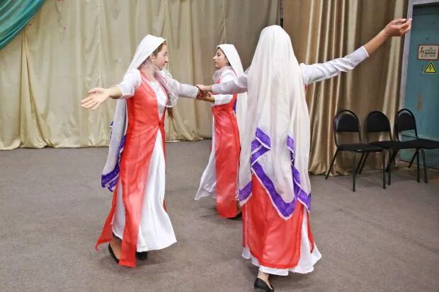 Турки-месхетинцы в ростовской области. Национальный наряд турок месхетинцев. Турков месхетинцев. Турки-месхетинцы национальная одежда. Турков месхетинцев.