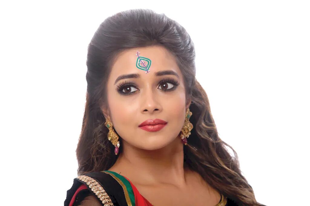 Макияж индианки. Индеец с точкой на лбу мужик. Бинди в индии. Бинди в индии. Белая бинди.