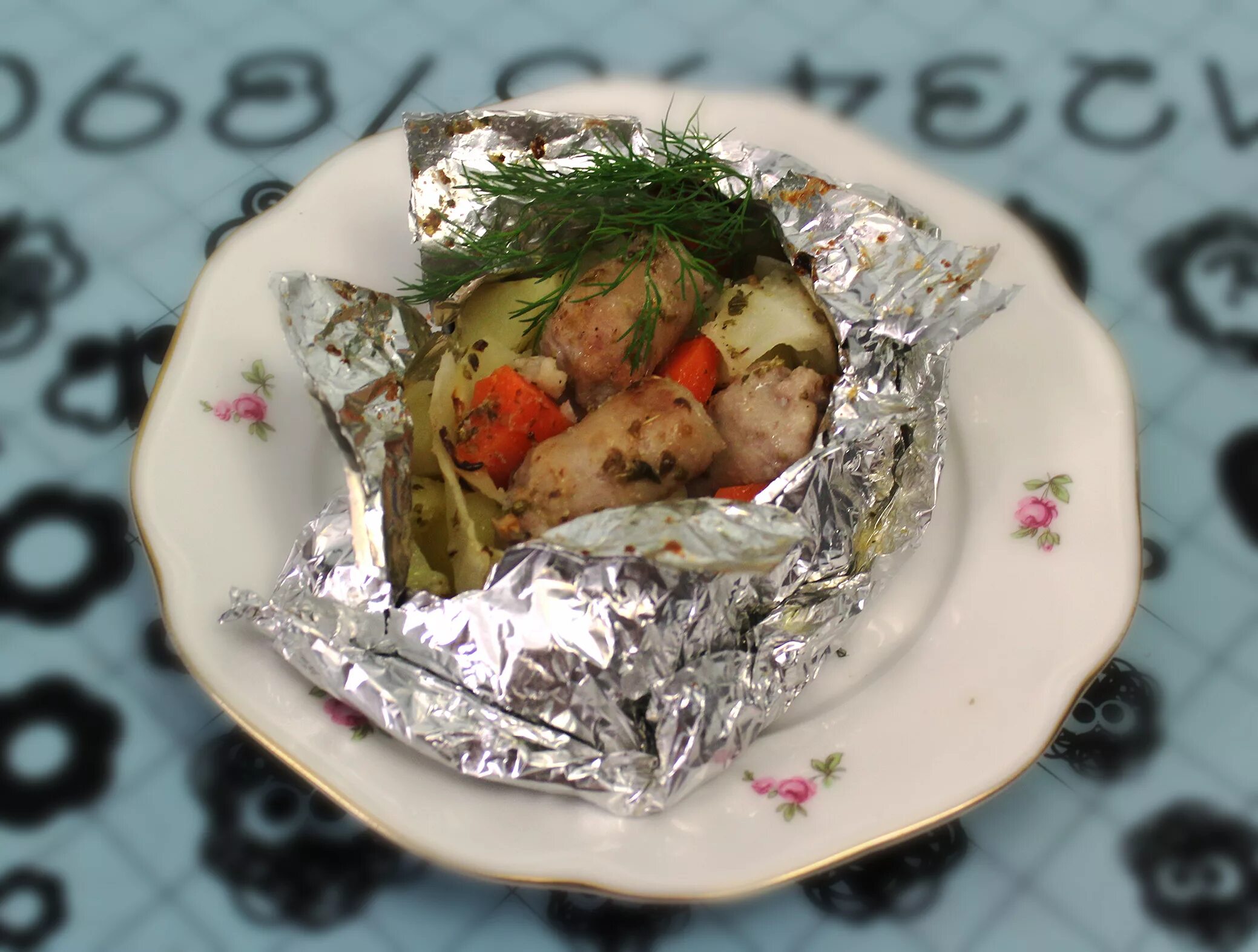 Картофель с овощами в фольге. Мясо с овощами в фольге в духовке. овощи в фольге. овощи в фольге в духовке. запеченные в фольге овощи.