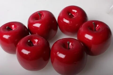 4 красных яблок