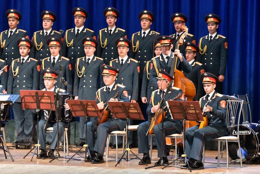 Ансамбль 9 букв. Военный хор имени александрова. ансамбль имени александрова 1944. ансамбль александрова униформа. тенор ансамбля александрова.