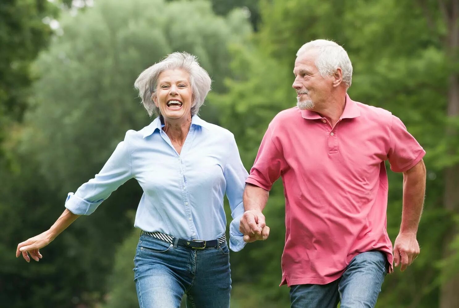 Пожилые люди. Счастливые пенсионеры. Счастливые пожилые люди. Активные пожилые люди.