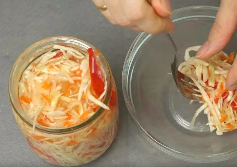 Капуста быстрая с уксусом с чесноком. Малосольная капуста быстрого приготовления. квашеная капуста с уксусом. капуста, квашеная горячим рассолом. капуста с уксусом быстрого приготовления.