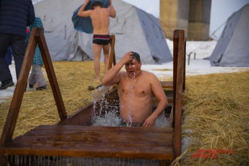 Измайловский кремль купель. Администрация ардатов крещенские купания. Купель в рязани. Купание в проруби на крещение. Крещенские купания 2022.