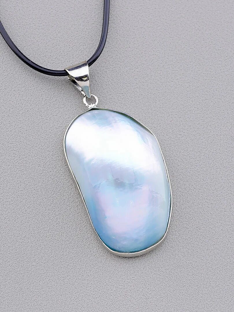 Подвеска с перламутром. Кулон из перламутра e164693. Кулон дейзи. Медальон с перламутром. Подвеска с перламутром.