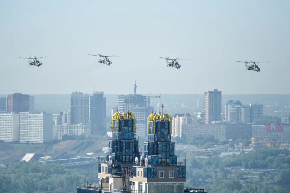 Вертолет над новосибирском. 10. 2022. Новосибирск вертолеты над городом. Вертолёты над новосибирском академгородком.