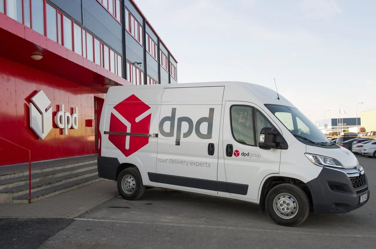 Dpd получить. Dpd машины. автопарк дпд. dpd курьер авто. машины доставки дпд.