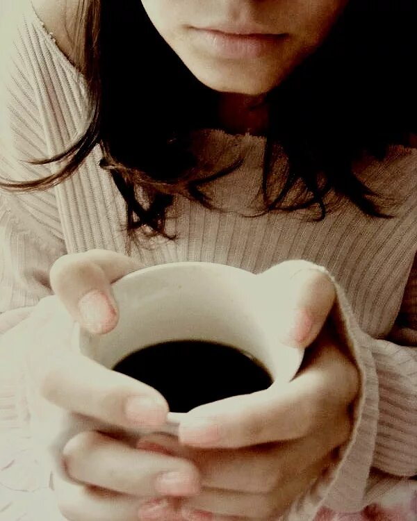 Утро брюнетки. Брюнетка с кофе. Девушка с кофе в руках. Девушка с чашкой кофе без лица. Брюнетка с чашкой кофе.