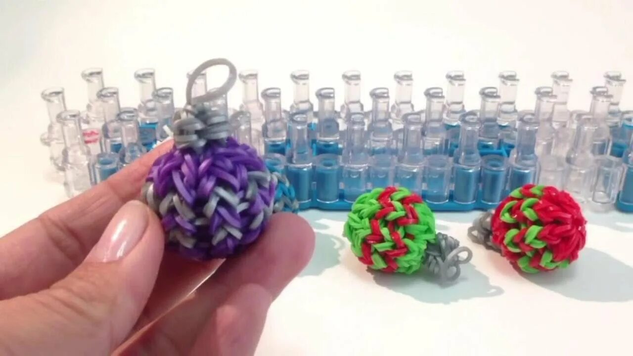 Как сделать из резинок елку. Новогодние игрушки из резинок. новогодние игрушки из резиночек. елочная игрушка плетение резинками. новогодняя игрушка из резинок для плетения.