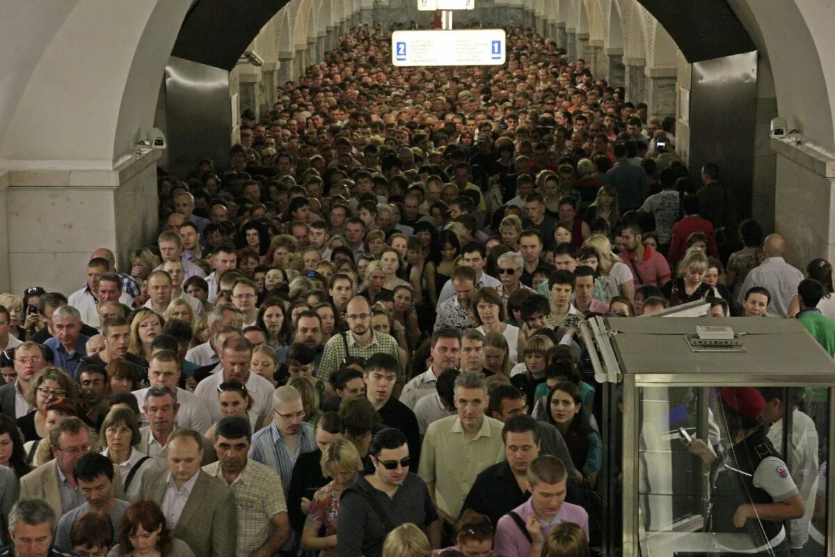 Давка в метро москва. Московское метро в час пик. Толпа людей в метро. Толпа людей в метро. Парк культуры час пик.