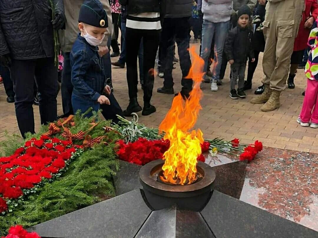 9 мая день победы огонь. Вечный огонь Ангарск. 9 Мая Ангарск. Огонь памяти Ангарск. Вечный огонь Ангарск Каранн.