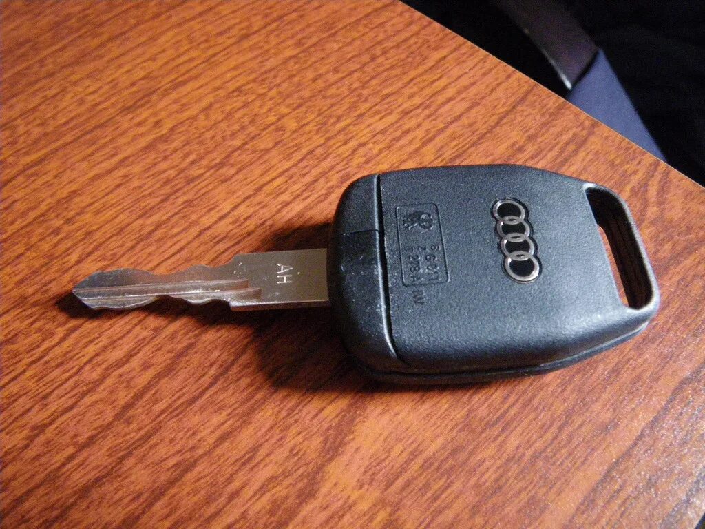 Ключи а6 с5. Audi a6 c5 комплект ключей зажигания. Ауди а5 ключ зажигания. Ауди а4 2007 года ключ зажигания. Ключ зажигания Ауди а4 б5.