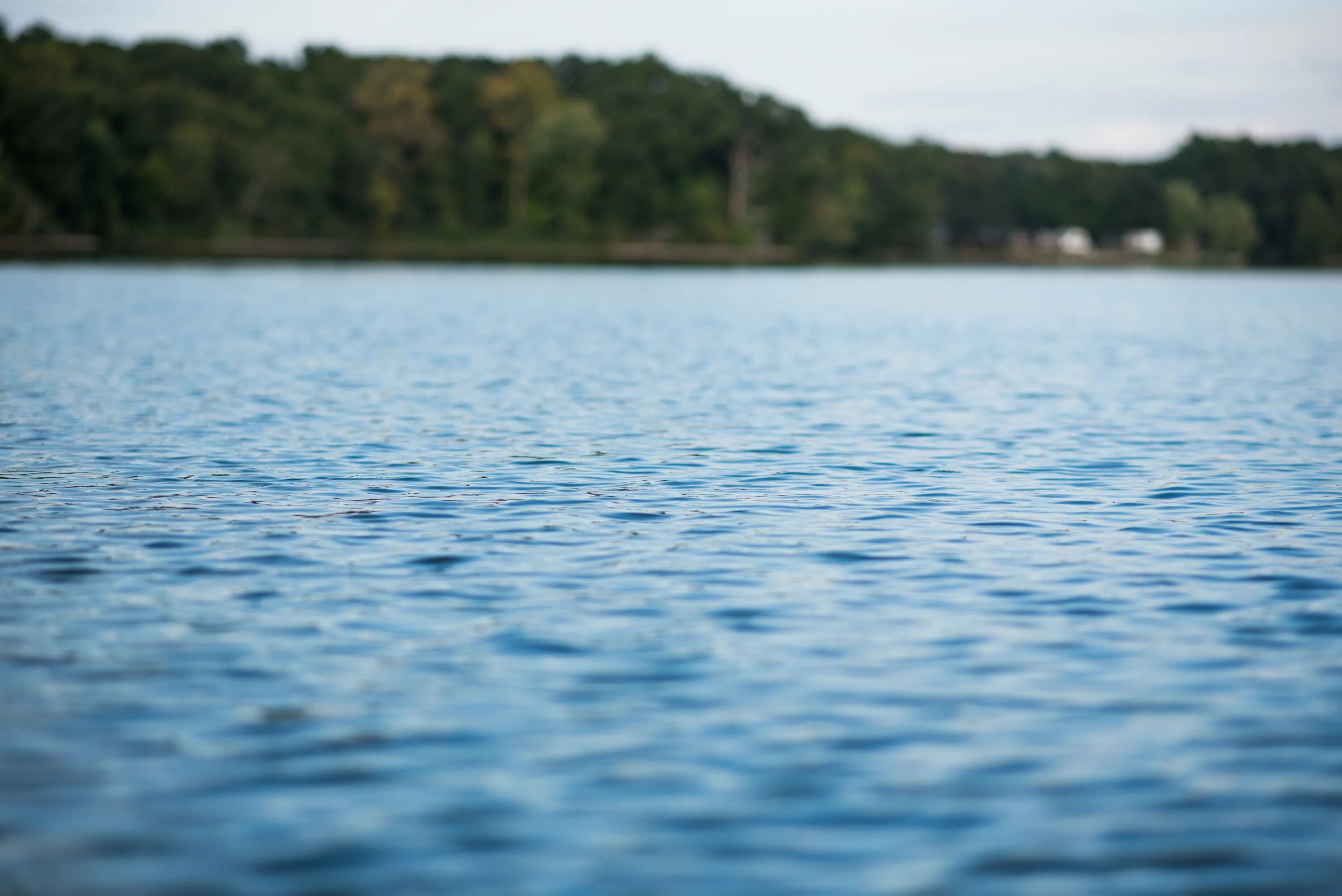 Водную гладь озера. Вода река. Гладь воды. Водная гладь реки. Река Вад.