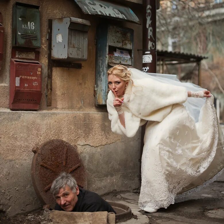 свадьба бомжей. свадьба алкашей. бомж в свадебном костюме. свадебное платье бомжа. переодетый в невесту.