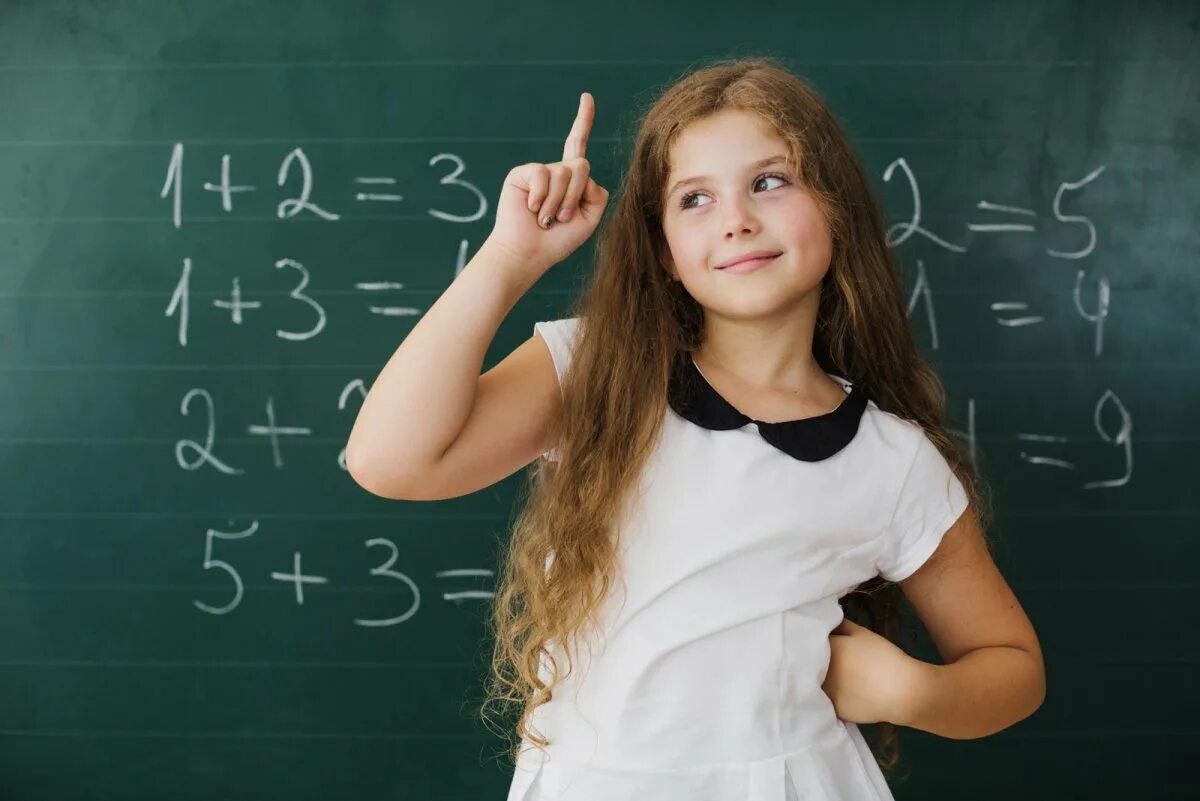 Видео учиться. Девочка. Математика для детей. Дети на математике. Девочка доска.