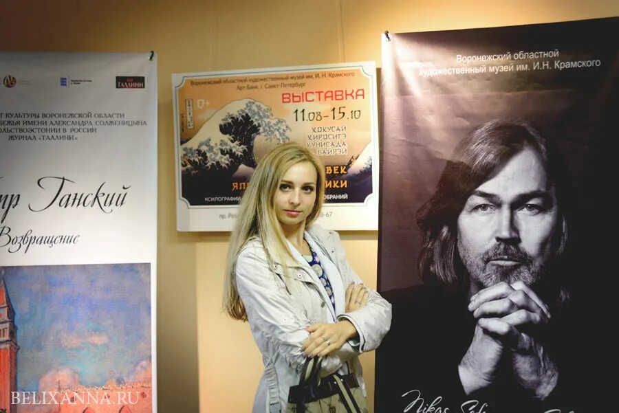 Выставочный зал музей крамского. Выставка картин никаса сафронова в новосибирске. Никас сафронов вологда выставка. Никас сафронов 2021. Квартира никаса сафронова в москве.