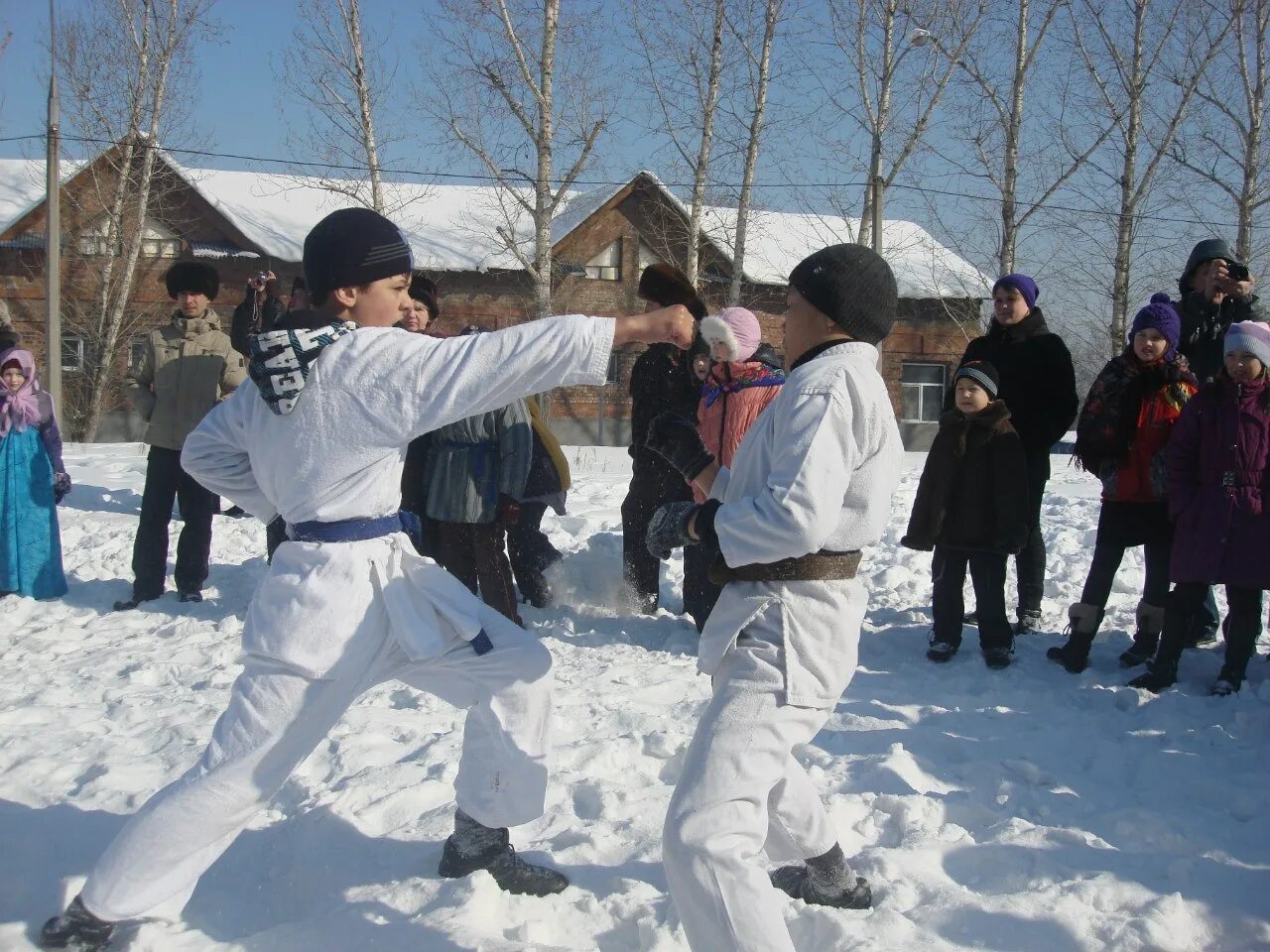 Фнкр по всестилевому каратэ. Карате зимой на улице. Каратэ серов. Каратист на горе. Зимнее карате.